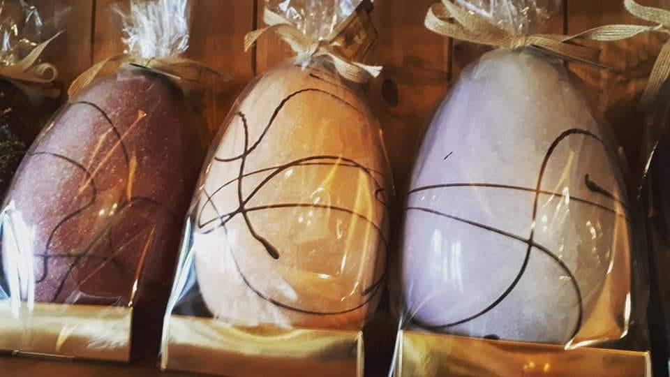 CLICK & COLLECT ONLY Lorge Milk Chocolate Easter Egg filled with 20 Chocolates, 800g